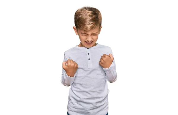 Маленький Кавказький Хлопчик Повсякденному Одязі Дуже Щасливий Схвильований Жестом Переможця — стокове фото