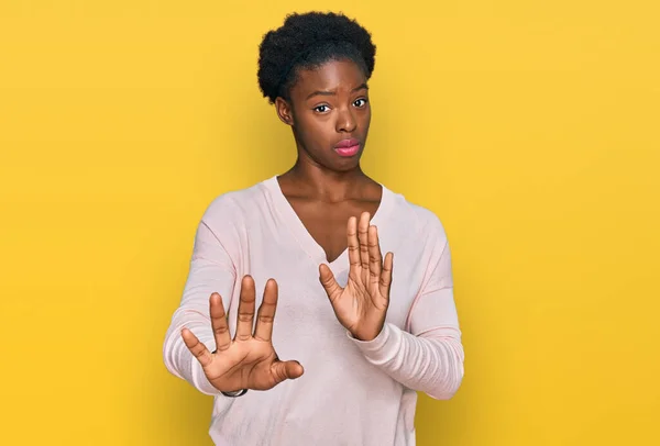 Jong Afrikaans Amerikaans Meisje Draagt Casual Kleding Die Handpalmen Weghaalt — Stockfoto