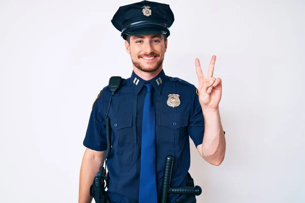Ung Kaukasier Man Bär Polisuniform Visar Och Pekar Upp Med — Stockfoto