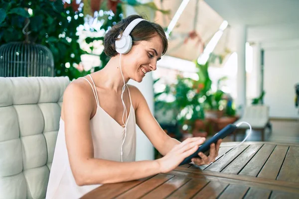 Tânără Frumoasă Femeie Caucaziană Zâmbind Fericită Acasă Folosind Touchpad Ascultând — Fotografie, imagine de stoc