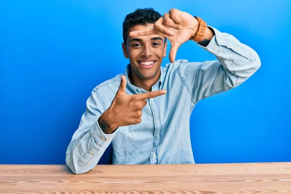 Jovem Bonito Homem Afro Americano Vestindo Roupas Casuais Sentado Mesa — Fotografia de Stock