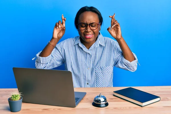 Otel Resepsiyonunda Çalışan Afrikalı Genç Bir Kadın Diz Üstü Bilgisayar — Stok fotoğraf