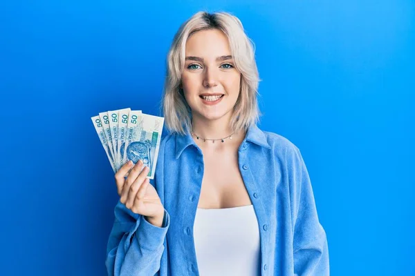 Mladá Blondýnka Drží Polských Zlotých Bankovek Vypadá Pozitivně Šťastně Stojící — Stock fotografie
