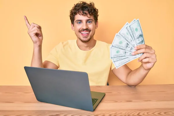 Joven Hombre Caucásico Con Pelo Rizado Trabajando Con Computadora Portátil —  Fotos de Stock