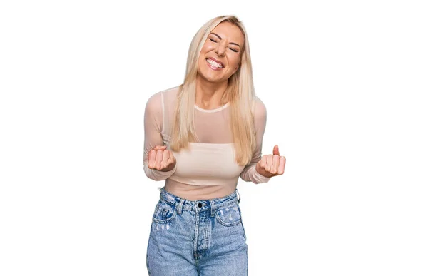 Jonge Blonde Vrouw Draagt Casual Kleding Opgewonden Voor Succes Met — Stockfoto