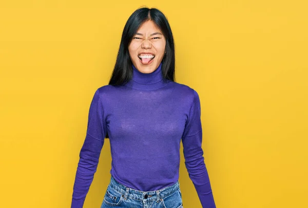 Krásná Mladá Asijská Žena Sobě Ležérní Oblečení Vyčnívat Jazyk Šťastný — Stock fotografie