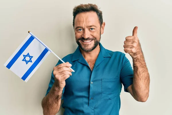 Mann Mittleren Alters Hält Israel Fahne Und Lächelt Glücklich Und — Stockfoto