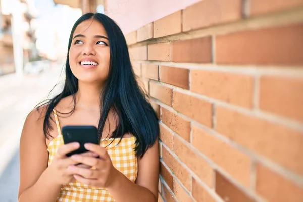 Mladý Asijský Dívka Usměvavý Šťastný Městě Pomocí Smartphone — Stock fotografie