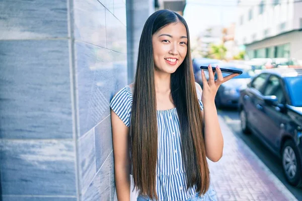 Jeune Femme Chinoise Souriante Heureuse Parlant Sur Smartphone Rue Ville — Photo