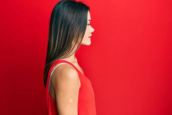 Chica Hispana Joven Que Usa Estilo Casual Con Camisa Sin —  Fotos de Stock