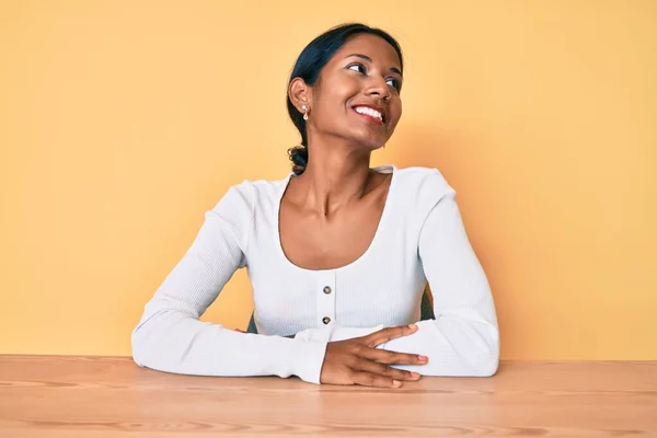 Menina Indiana Jovem Vestindo Roupas Casuais Sentado Mesa Olhando Para — Fotografia de Stock