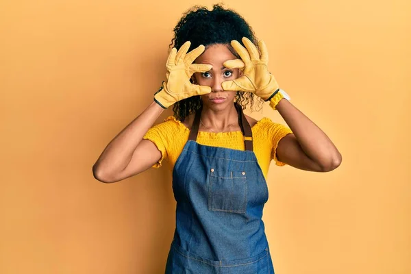 Африканская Женщина Среднего Возраста Профессиональном Фартуке Пытается Открыть Глаза Пальцами — стоковое фото