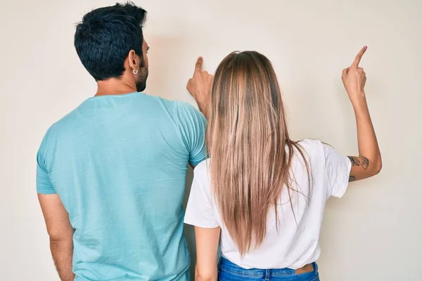 Bela Jovem Casal Namorado Namorada Juntos Posando Para Trás Apontando — Fotografia de Stock