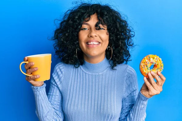 Jonge Spaanse Vrouw Die Donut Eet Koffie Drinkt Glimlachend Met — Stockfoto