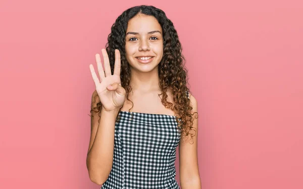 Nastoletnia Latynoska Dziewczyna Luźnych Ubraniach Pokazuje Wskazuje Palcem Numer Cztery — Zdjęcie stockowe