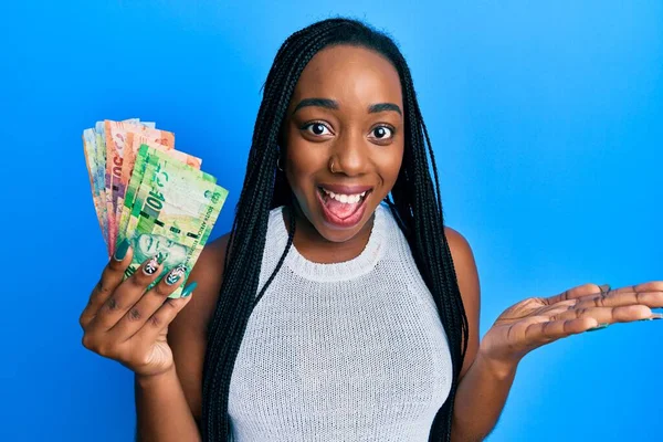 Joven Mujer Afroamericana Sosteniendo Billetes Rand Sudafricanos Celebrando Logro Con — Foto de Stock