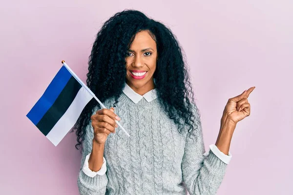 Střední Věk Africká Americká Žena Držící Estonii Vlajka Úsměvem Šťastný — Stock fotografie