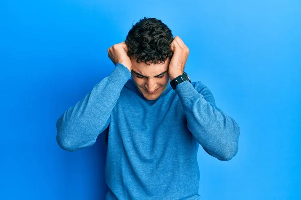 Hombre Joven Hispano Con Suéter Casual Invierno Que Sufre Dolor — Foto de Stock