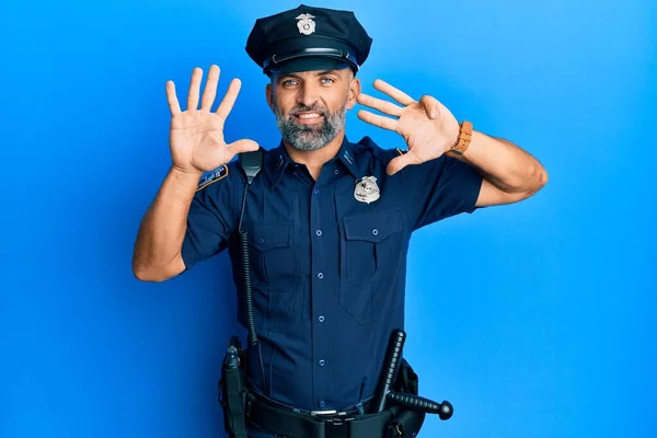 Orta Yaşlı Polis Üniforması Giyen Yakışıklı Bir Adam Dokuz Numarayı — Stok fotoğraf