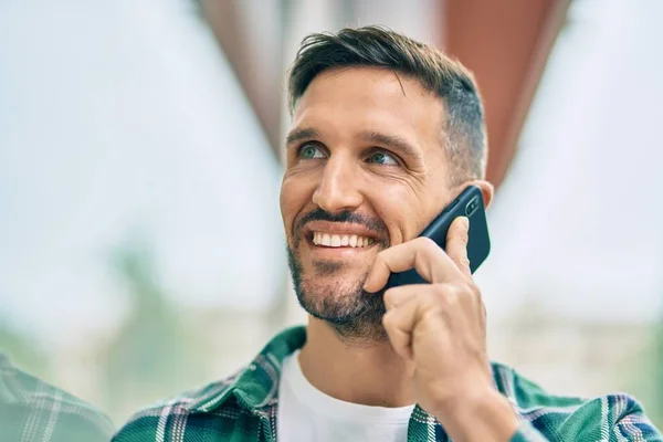 Jeune Homme Caucasien Souriant Heureux Parler Sur Smartphone Ville — Photo