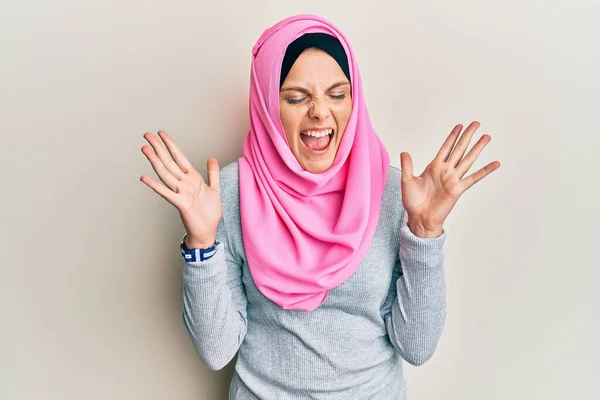 Jonge Blanke Vrouw Draagt Traditionele Islamitische Hijab Sjaal Vieren Gek — Stockfoto