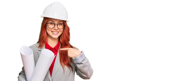 Joven Arquitecta Pelirroja Con Casco Seguridad Sosteniendo Planos Señalando Con — Foto de Stock