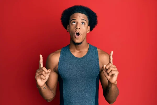 Uomo Afro Americano Con Capelli Afro Indossa Abbigliamento Sportivo Stupito — Foto Stock