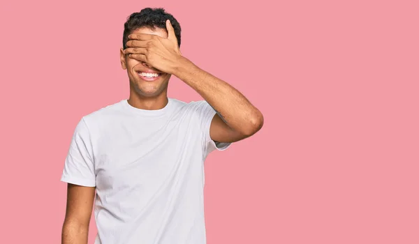 Jonge Knappe Afro Amerikaanse Man Draagt Casual Witte Tshirt Glimlachend — Stockfoto