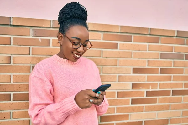 Joven Mujer Afroamericana Sonriendo Feliz Usando Smartphone Ciudad — Foto de Stock