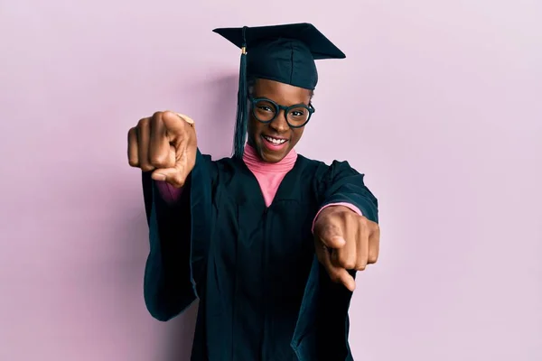 Молода Афроамериканка Випускному Капюшоні Обрядовому Костюмі Вказує Камеру Пальцями Усміхаючись — стокове фото