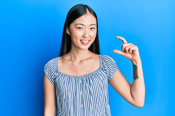 Jonge Chinese Vrouw Draagt Casual Gestreept Shirt Glimlachend Zelfverzekerd Gebaar — Stockfoto
