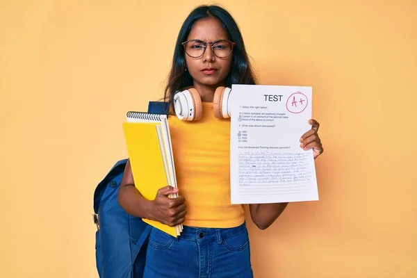 Ung Indian Flicka Bär Ryggsäck Visar Godkänd Examen Skeptisk Och — Stockfoto