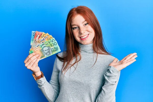 Joven Chica Pelirroja Sosteniendo Dólares Australianos Celebrando Logro Con Sonrisa — Foto de Stock