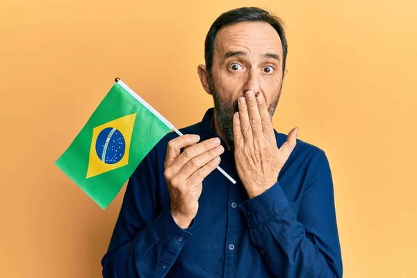 Medelålders Latinamerikan Som Håller Fräck Flagga Som Täcker Munnen Med — Stockfoto