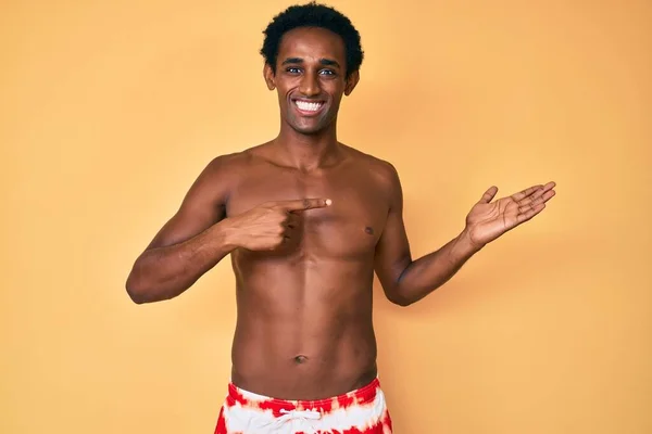 Africano Guapo Hombre Con Traje Baño Sorprendido Sonriendo Cámara Mientras —  Fotos de Stock