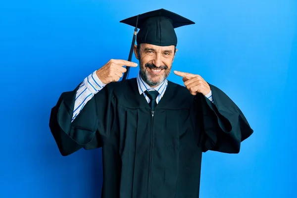 Uomo Ispanico Mezza Età Con Berretto Laurea Accappatoio Cerimonia Che — Foto Stock