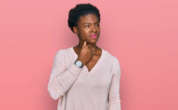 Jong Afrikaans Amerikaans Meisje Dragen Casual Kleding Aanraken Pijnlijke Nek — Stockfoto