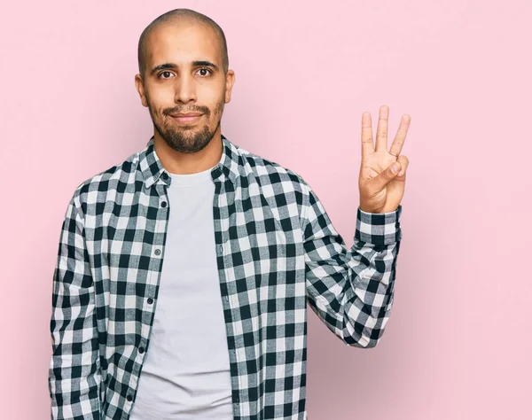 Hispanischer Erwachsener Mann Lässiger Kleidung Zeigt Mit Fingern Nummer Drei — Stockfoto