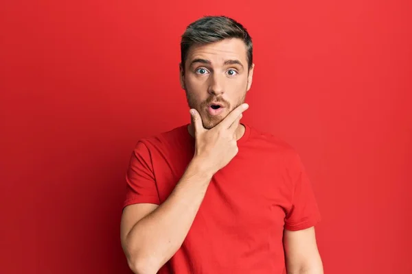 Bonito Homem Caucasiano Vestindo Camiseta Vermelha Casual Que Parece Fascinado — Fotografia de Stock