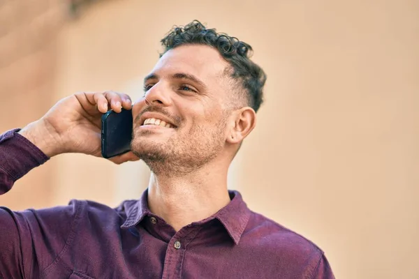 Joven Hombre Hispano Sonriendo Feliz Hablando Smartphone Ciudad — Foto de Stock