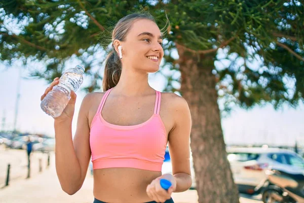 若いですブロンドスポーツ女性あります運動飲料水ボトルのザ — ストック写真