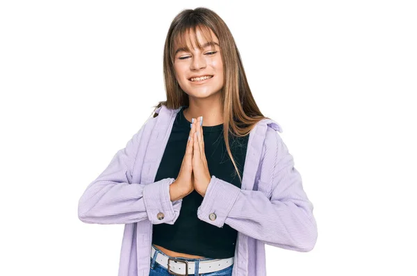 Adolescente Caucasiano Menina Vestindo Roupas Casuais Orando Com Mãos Juntas — Fotografia de Stock