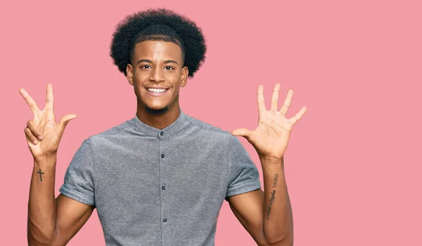 Afrikansk Amerikansk Man Med Afro Hår Bär Casual Kläder Visar — Stockfoto