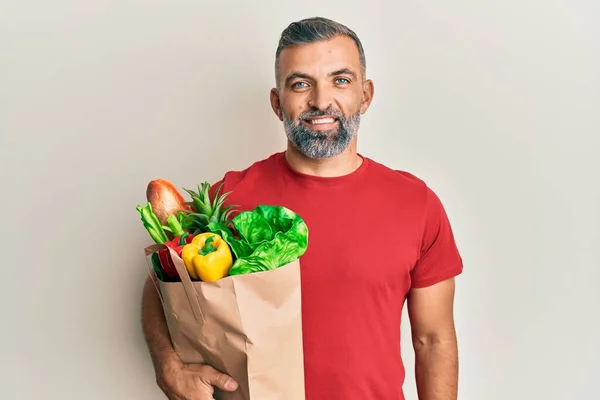 Hombre Guapo Mediana Edad Sosteniendo Bolsa Papel Con Pan Comestibles —  Fotos de Stock