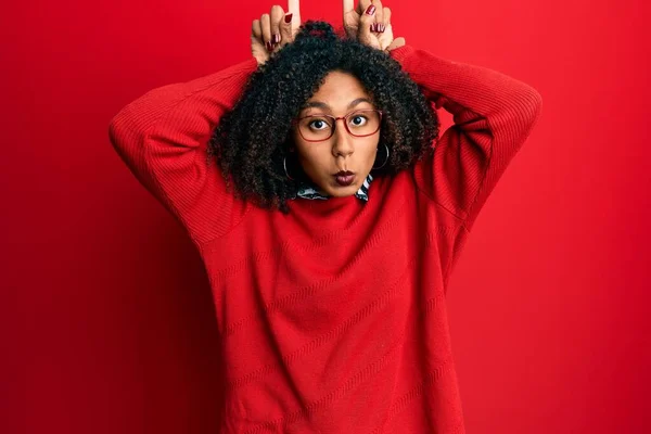 Afro Saçlı Gözlüklü Güzel Afro Amerikalı Kadın Boynuzlu Parmaklarıyla Komik — Stok fotoğraf