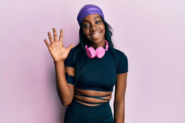 Молодая Африканская Американка Спортивной Одежде Наушниках Показывающая Пальцами Номер Пять — стоковое фото
