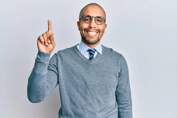 Homem Adulto Hispânico Usando Óculos Estilo Negócios Mostrando Apontando Para — Fotografia de Stock