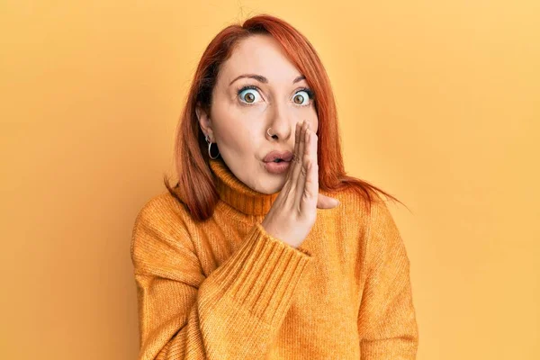 Mooie Roodharige Vrouw Draagt Casual Winter Trui Gele Achtergrond Hand — Stockfoto