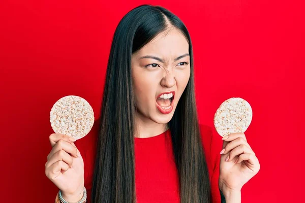 Junge Chinesin Isst Gesunde Reiskekse Wütend Und Verrückt Schreit Frustriert — Stockfoto