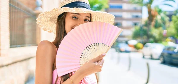 Молода Іспаномовна Жінка Відпустці Носить Літній Стиль Використовуючи Ручний Вентилятор — стокове фото